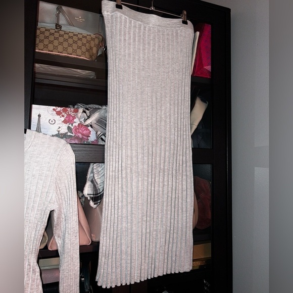 House of Harlow Grey 2-Piece Skirt with Long Sleeve Top - Picture 7 of 8